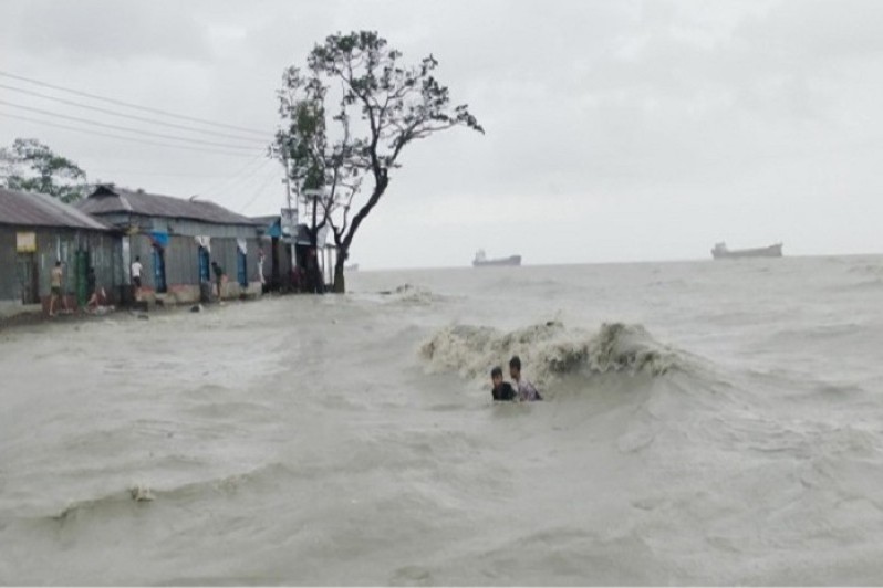 দুর্বল হয়েছে ঘূর্ণিঝড় রেমাল নামলো মহাবিপদ সংকেত