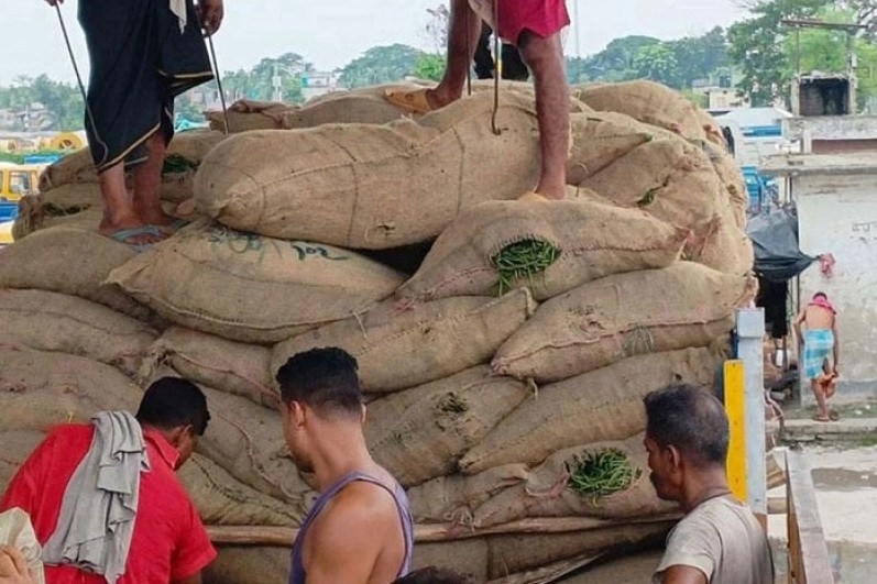 বাংলাদেশে প্রবেশ করেছে  ভারতের ১২০ টন কাঁচামরিচ