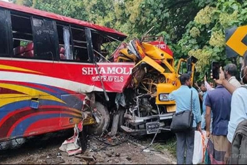 ঠাকুরগাঁওয়ে বাস-তেলবাহী ট্যাংকার সংঘর্ষে নিহত ২