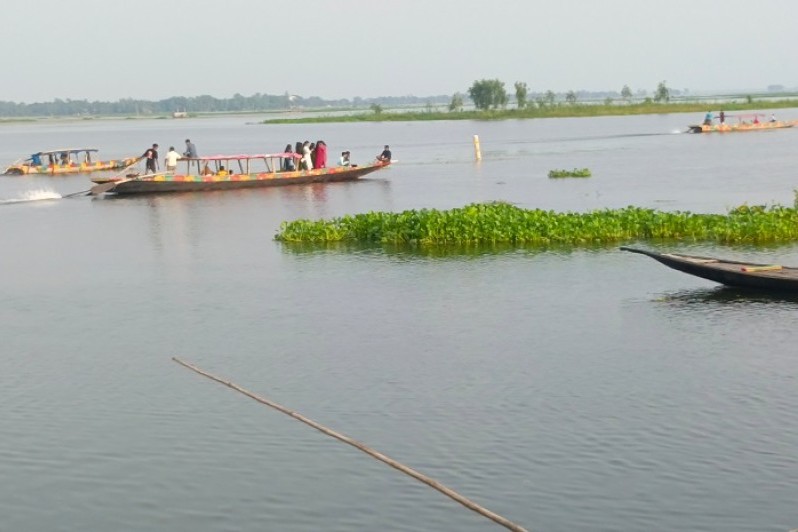 নওগাঁর মিনি কক্সবাজার খ্যাত হাঁসাইগাড়ী বিলে হাজারো দর্শনার্থীর ভীড়