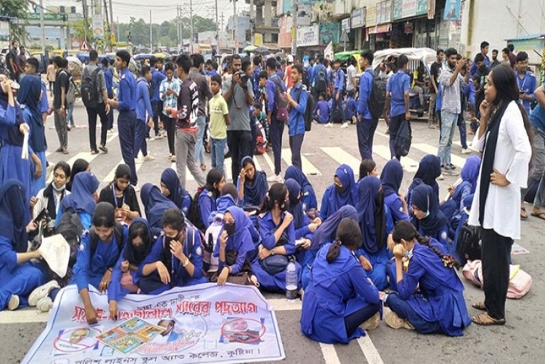 কুষ্টিয়ায় শিক্ষকের পদত্যাগ দাবিতে সড়ক অবরোধ