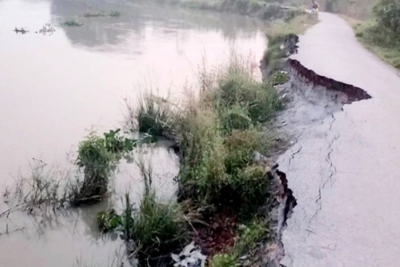 নদী ভাঙনে বিলিনের পথে পখিরা-কালীনগর সড়ক