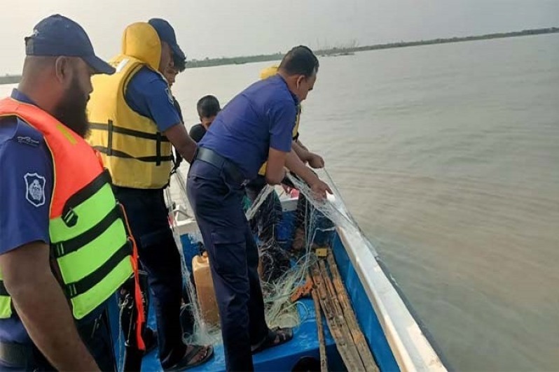 লক্ষ্মীপুরে নিষেধাজ্ঞা অমান্য করে ইলিশ ধরায় ৬ জেলে আটক