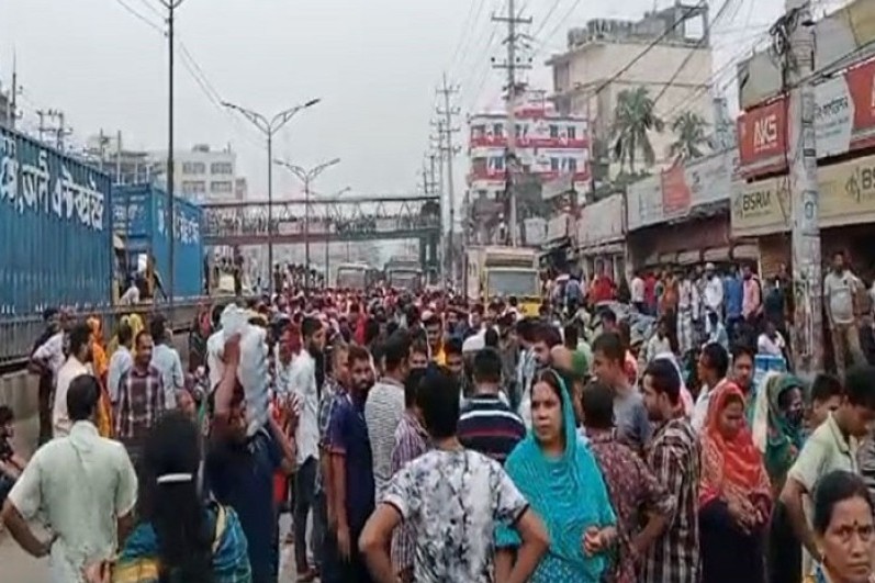 আশুলিয়ায় শ্রমিকদের মহাসড়ক অবরোধ দীর্ঘ যানজট