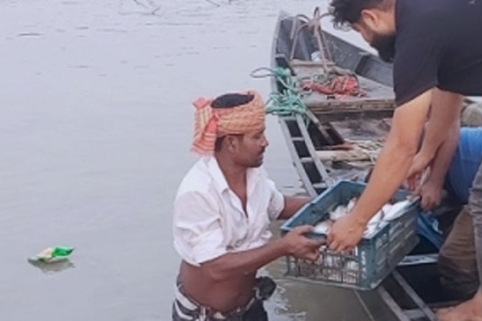 ফরিদপুরে ৩০ কেজি ইলিশ ও কারেন্ট জাল জব্দ