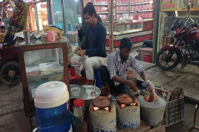 শেরপুরে মোড়ে মোড়ে জমে উঠেছে পিঠার দোকান