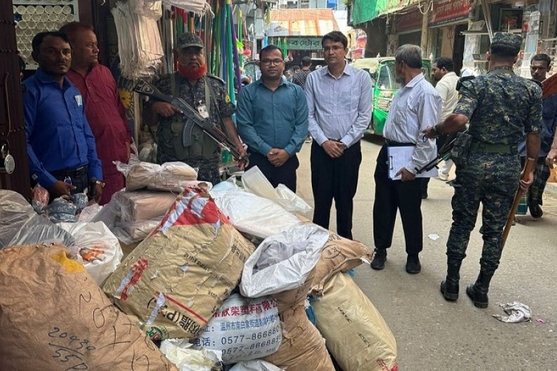 কক্সবাজারে এক টন পলিথিন জব্দ ৩৫ হাজার টাকা জরিমানা