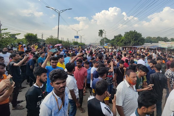 বেক্সিমকো কারখানার শ্রমিকদের মহাসড়ক অবরোধ