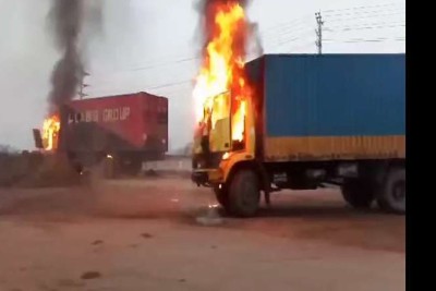 গাজীপুরে দুইটি কাভার্ডভ্যানে আগুন ককটেল বিস্ফোরণ