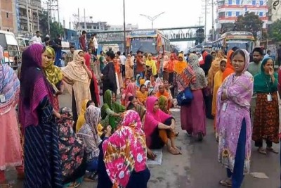 দীর্ঘ সময় সড়কে শ্রমিকদের অবস্থান তীব্র যানজটে ভোগান্তি