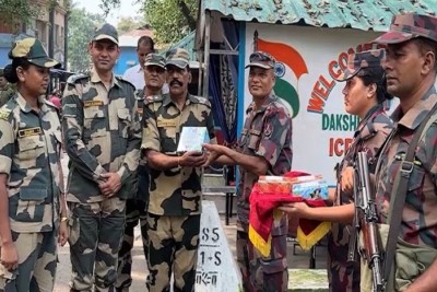 হিলি সীমান্তে বিএসএফকে মিষ্টি উপহার বিজিবি’র