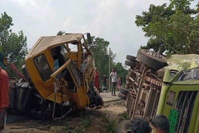 কুমিল্লায় ত্রিমুখী সংঘর্ষে বাস উল্টে আহত ৩০