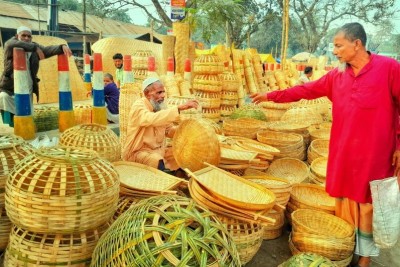 বড়বাড়ীতে বাহারি বাঁশ পণ্যের বেচাকেনা