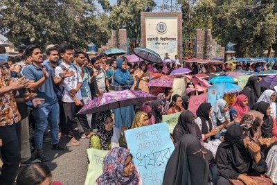 রাবি শিক্ষার্থীদের সড়ক অবরোধ ট্রাইব্যুনাল করে ধর্ষকদের বিচার দাবি