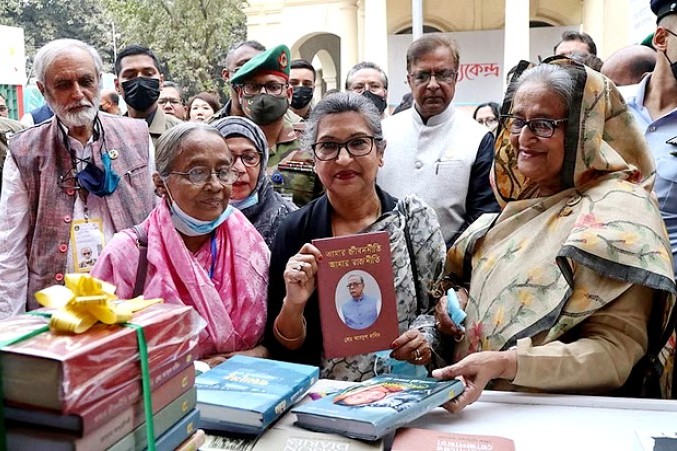 ভাষার মাসের প্রথম দিনে পর্দা উঠল অমর একুশে বইমেলার। বুধবার (১ ফেব্রুয়ারি) বিকালে প্রধানমন্ত্রী শেখ হাসিনা বাঙালির ‘প্রাণের এ মেলা’র ৩৯তম আসরের উদ্বোধন করেন। এসময় বই মেলা ঘুরে জাতির পিতা বঙ্গবন্ধু শেখ মুজিবুর রহমানের আত্মজীবনী নিয়ে নির্মিত গ্রাফিক নভেল 'মুজিব' এর প্রকাশিত দশ খণ্ডের বই কিনেছেন প্রধানমন্ত্রী শেখ হাসিনা। সঙ্গে ছিলেন বোন শেখ রেহানা। 