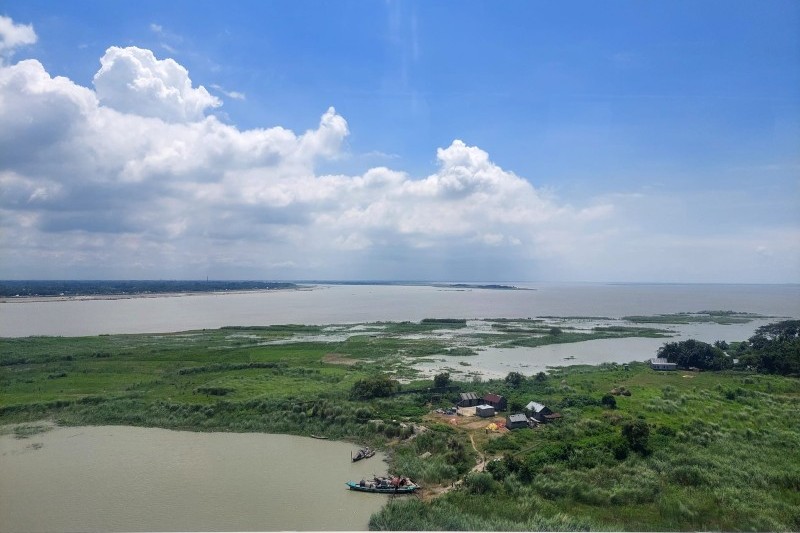 নীল আকাশে মেঘের ভেলা। পদ্মাপাড়ের নির্মল ছবি