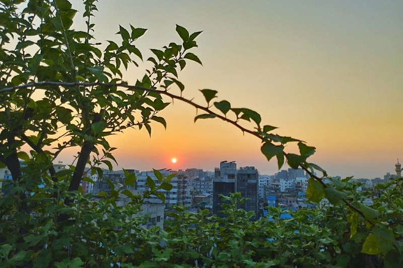 যেন জীবনানন্দ দাশের কবিতার মতো সমস্ত দিনের শেষে শিশিরের শব্দের মতো সন্ধ্যা আসে। ছবিটা ঢাকার বিশ্বসাহিত্য কেন্দ্রের ছাদ থেকে তোলা 